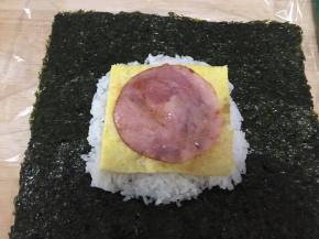 放入煎好的火腿片