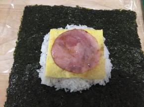 放入煎好的火腿片