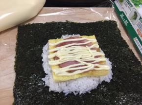 挤入沙拉酱