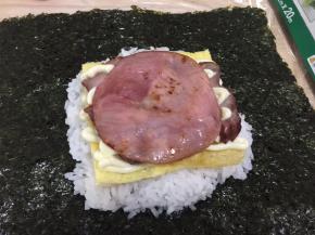 盖上另一块火腿片