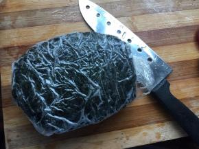 冷藏后取出，刀抹上凉开水