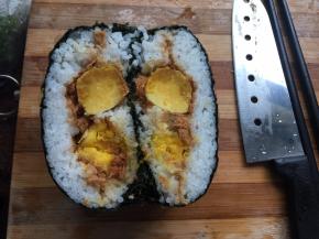 迅速切成两半，注意切的时候要横向切饭团，不然就没有图中效果