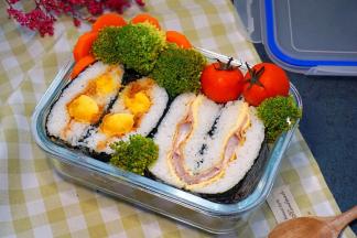 然后将饭团放入碗中