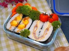 然后将饭团放入碗中