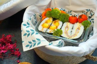 铺上西兰花、胡萝卜和小番茄