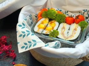 铺上西兰花、胡萝卜和小番茄