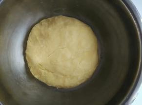 面粉倒入混合好的液体揉成光滑的面团