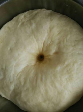 和好的面团发酵成2.5倍大