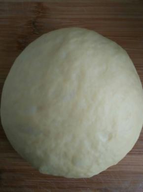 发酵好的面团揉揉排气，醒10分钟