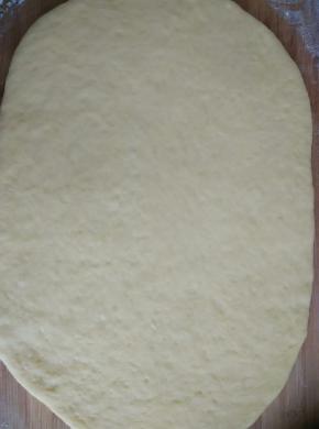 用擀面杖擀成稍微厚点的面片