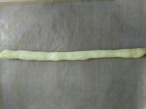 用手把条状面条搓成更细的面条