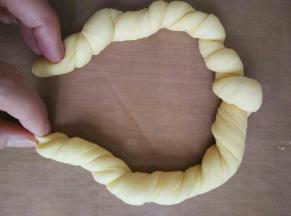 左手向下搓，右手向上搓形成一股拧劲儿