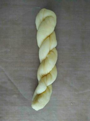 用手把两头捏在一起，拎起来让面条自动拧在一起，麻花就做好了