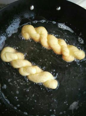 锅里放入适量的油，加热到8成热时放入麻花