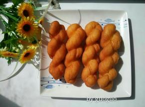 炸到两面金黄色时捞出