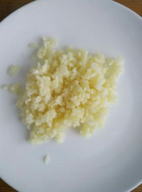 蒜瓣拍碎切成细细的蒜末