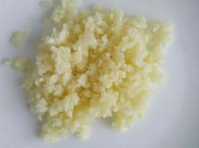 蒜瓣拍碎切成细细的蒜末