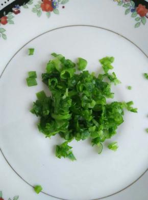 葱取绿色的部分切成碎末备用