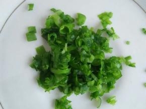 葱取绿色的部分切成碎末备用