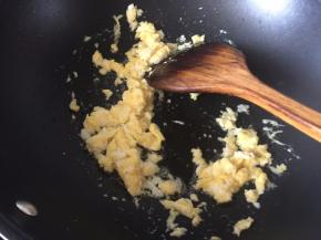 锅里热油后放入打散的鸡蛋液炒散