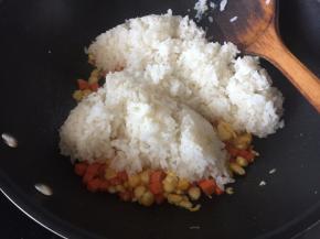 放入做的的米饭炒散