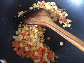然后放入甜玉米粒炒