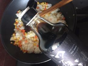 加入又伊鲜鲜味酱油翻炒均匀