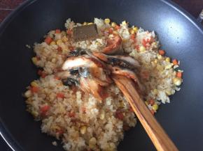 加入好侍咖喱块炒和半盒鳗鱼肉炒