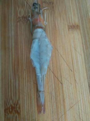 大虾背部用刀划开，取出虾线