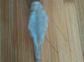 大虾背部用刀划开，取出虾线