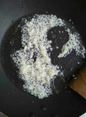 不粘锅里放入油，糖盐和蒜蓉，不停的翻炒，直到炒出香味即可