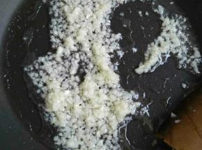 不粘锅里放入油，糖盐和蒜蓉，不停的翻炒，直到炒出香味即可