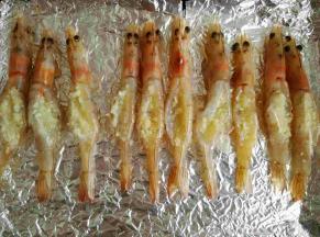 把炒好的蒜蓉放入虾背里