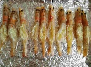 把炒好的蒜蓉放入虾背里