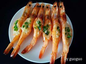 烤好的虾装盘，撒上葱末点缀即可