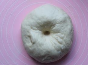 待面团发酵至2倍大时，用手指戳个洞，洞不回缩不塌即可