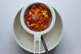 蒸好的蔬菜拿出来，滤掉全部的水份，这样做出来的成品才不会水水的，弄好放一边待即可