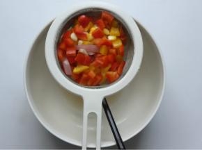 蒸好的蔬菜拿出来，滤掉全部的水份，这样做出来的成品才不会水水的，弄好放一边待即可