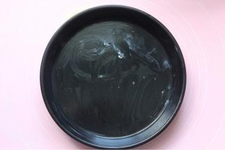 烤盘提前先用黄油涂摸全盘，因为烤盘不是防粘的，所以要涂油防止披萨沾盘