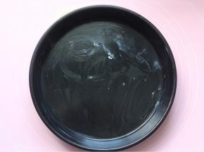 烤盘提前先用黄油涂摸全盘，因为烤盘不是防粘的，所以要涂油防止披萨沾盘