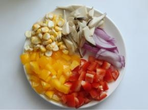 黄色甜椒、红色甜椒、洋葱、洗净切丁，蘑菇切成薄片