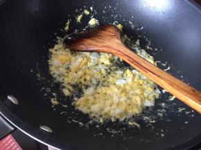 锅里热油后放入打散的鸡蛋液炒散