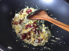 放入切好的腊肠炒