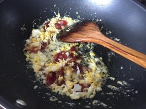 放入切好的腊肠炒