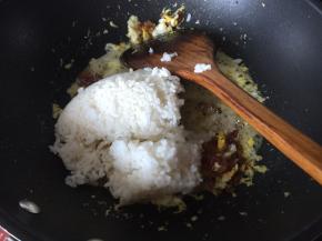 放入煮好的米饭炒