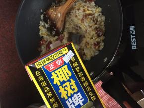 放入好侍咖王咖喱块，倒入少许椰汁在咖喱块上