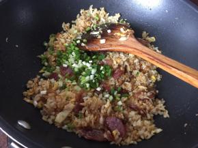 炒散后放入葱花