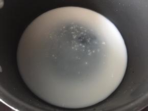 然后倒入锅里边搅拌边煮至沸腾即可