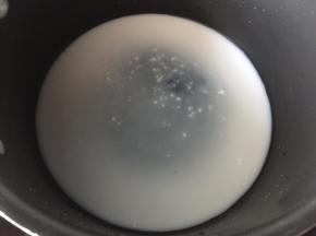 然后倒入锅里边搅拌边煮至沸腾即可