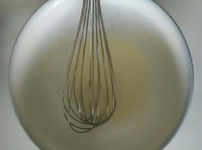 牛奶加入玉米油进行乳化，搅拌均匀